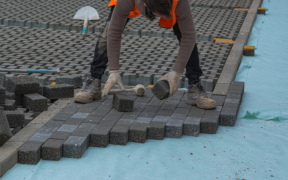 Os pisos intertravados exigem requisitos técnicos específicos para garantir desempenho e durabilidade conforme normas, como explica Valderci Malagosini Machado.