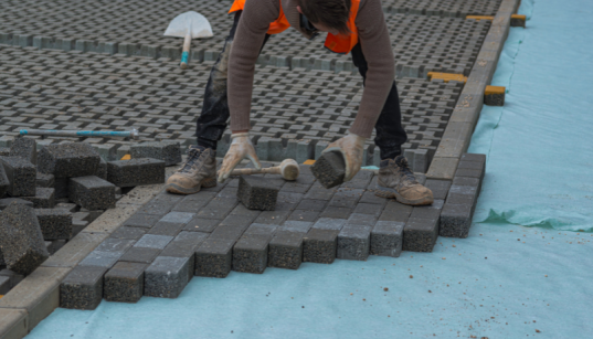 Os pisos intertravados exigem requisitos técnicos específicos para garantir desempenho e durabilidade conforme normas, como explica Valderci Malagosini Machado.