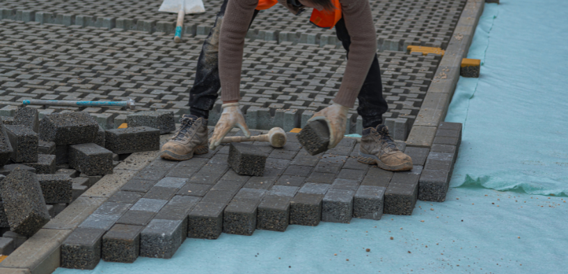 Os pisos intertravados exigem requisitos técnicos específicos para garantir desempenho e durabilidade conforme normas, como explica Valderci Malagosini Machado.