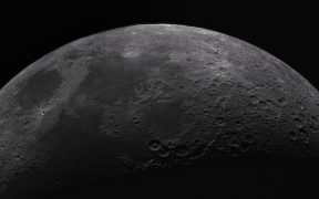 Detalhe monocromático da superfície da Lua, com numerosas crateras visíveis
