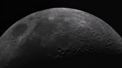 Detalhe monocromático da superfície da Lua, com numerosas crateras visíveis