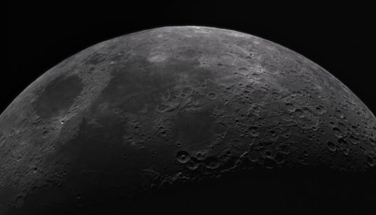 Detalhe monocromático da superfície da Lua, com numerosas crateras visíveis