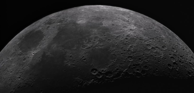 Detalhe monocromático da superfície da Lua, com numerosas crateras visíveis