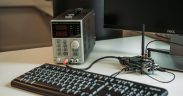 Estação de trabalho com teclado, monitor e equipamentos usados para programação e desenvolvimento de aplicações.