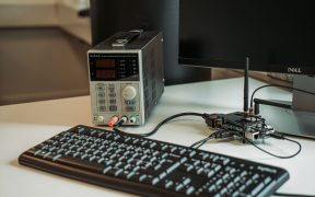 Estação de trabalho com teclado, monitor e equipamentos usados para programação e desenvolvimento de aplicações.