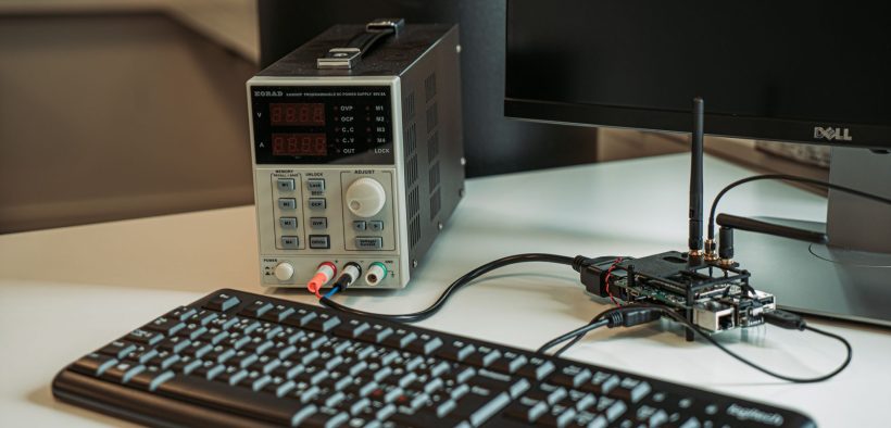 Estação de trabalho com teclado, monitor e equipamentos usados para programação e desenvolvimento de aplicações.