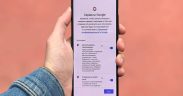 Pessoa segura um smartphone que exibe a tela de configurações do Google.
