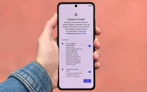Pessoa segura um smartphone que exibe a tela de configurações do Google.