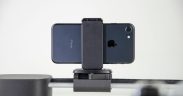 Close-up de um smartphone montado em um slider para gravação e produção de vídeo.