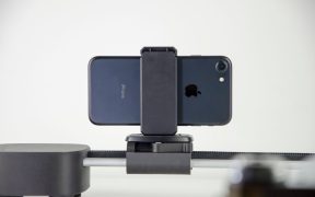 Close-up de um smartphone montado em um slider para gravação e produção de vídeo.