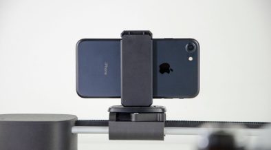 Close-up de um smartphone montado em um slider para gravação e produção de vídeo.