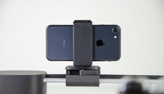 Close-up de um smartphone montado em um slider para gravação e produção de vídeo.