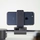 Close-up de um smartphone montado em um slider para gravação e produção de vídeo.