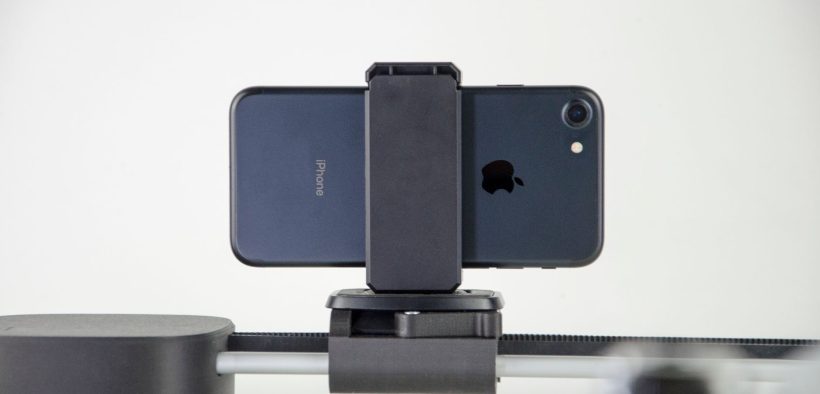 Close-up de um smartphone montado em um slider para gravação e produção de vídeo.
