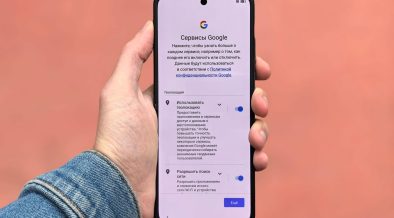 Pessoa segura um smartphone que exibe a tela de configurações do Google.