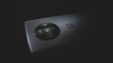 Close-up do módulo de câmera de um smartphone moderno sobre fundo escuro.