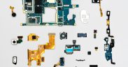 Vista explodida de um smartphone, com seus componentes internos organizados e visíveis.