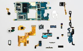 Vista explodida de um smartphone, com seus componentes internos organizados e visíveis.
