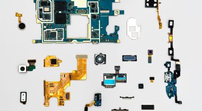 Vista explodida de um smartphone, com seus componentes internos organizados e visíveis.