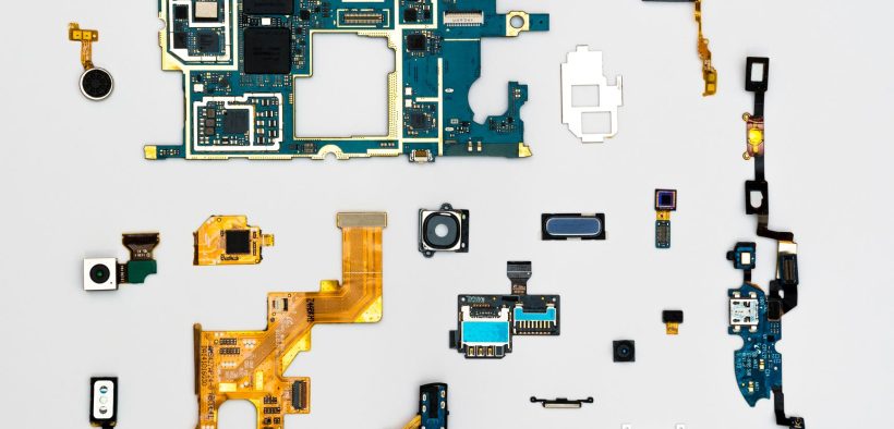 Vista explodida de um smartphone, com seus componentes internos organizados e visíveis.
