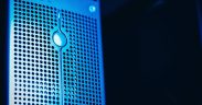 Rack de servidores iluminado em azul em um moderno data center.