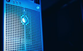 Rack de servidores iluminado em azul em um moderno data center.