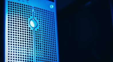 Rack de servidores iluminado em azul em um moderno data center.