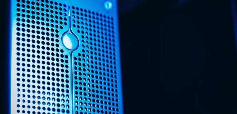 Rack de servidores iluminado em azul em um moderno data center.