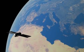 Ilustração digital de um satélite orbitando a Terra sobre a região do Mediterrâneo.