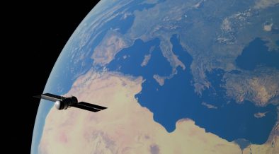 Ilustração digital de um satélite orbitando a Terra sobre a região do Mediterrâneo.