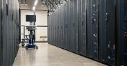 Armários metálicos com servidores, equipamentos de rede e cabos em um data center moderno