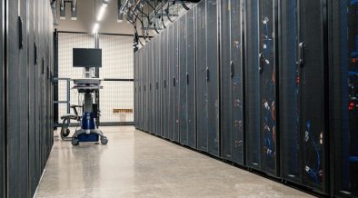 Armários metálicos com servidores, equipamentos de rede e cabos em um data center moderno