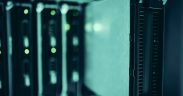 Racks de servidores em um data center moderno, representando a infraestrutura usada para executar modelos de inteligência artificial.