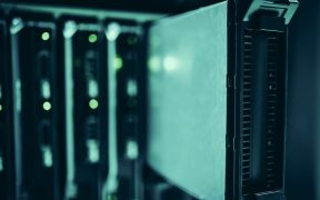 Racks de servidores em um data center moderno, representando a infraestrutura usada para executar modelos de inteligência artificial.