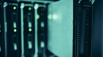 Racks de servidores em um data center moderno, representando a infraestrutura usada para executar modelos de inteligência artificial.