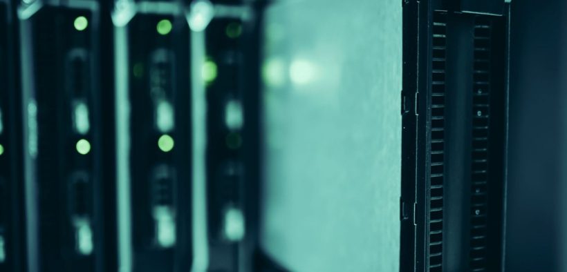 Racks de servidores em um data center moderno, representando a infraestrutura usada para executar modelos de inteligência artificial.