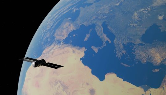Ilustração digital de um satélite orbitando a Terra sobre a região do Mediterrâneo.
