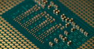 Close-up de um microprocessador com circuitos eletrônicos detalhados.