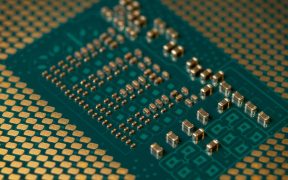 Close-up de um microprocessador com circuitos eletrônicos detalhados.