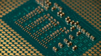 Close-up de um microprocessador com circuitos eletrônicos detalhados.