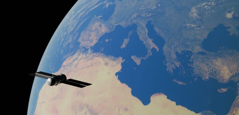 Ilustração digital de um satélite orbitando a Terra sobre a região do Mediterrâneo.
