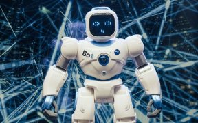 Robô humanoide com detalhes luminosos diante de um fundo de rede digital futurista.