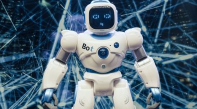 Robô humanoide com detalhes luminosos diante de um fundo de rede digital futurista.