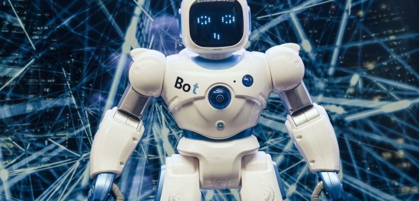 Robô humanoide com detalhes luminosos diante de um fundo de rede digital futurista.