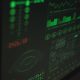 Tela de computador exibindo interfaces digitais de cibersegurança e proteção de dados em tons verdes.